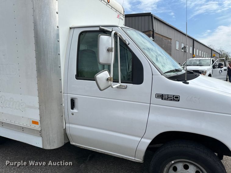image for item EB2526 2001 Ford  E350 Super Duty delivery truck