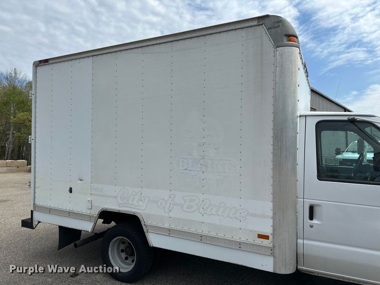 image for item EB2526 2001 Ford  E350 Super Duty delivery truck