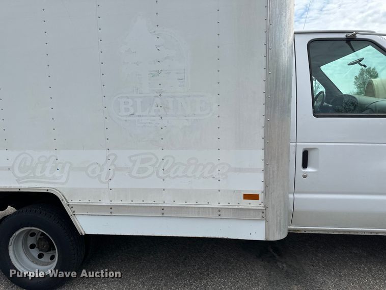 image for item EB2526 2001 Ford  E350 Super Duty delivery truck