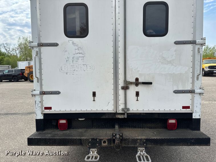 image for item EB2526 2001 Ford  E350 Super Duty delivery truck