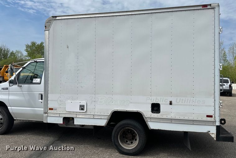 image for item EB2526 2001 Ford  E350 Super Duty delivery truck
