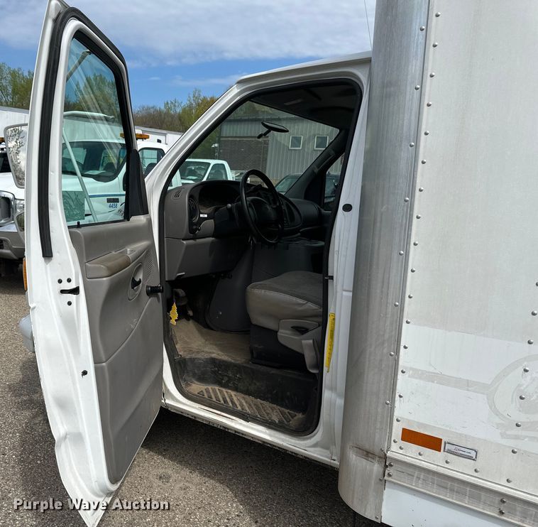 image for item EB2526 2001 Ford  E350 Super Duty delivery truck