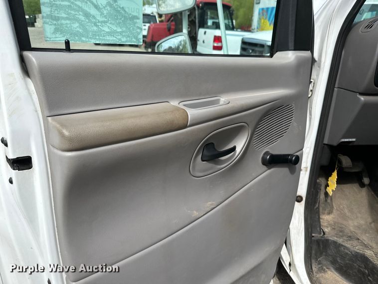 image for item EB2526 2001 Ford  E350 Super Duty delivery truck