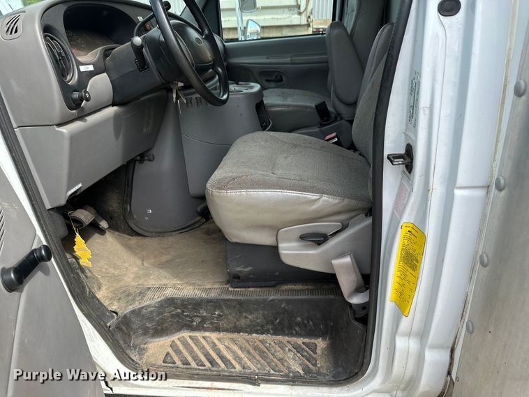image for item EB2526 2001 Ford  E350 Super Duty delivery truck