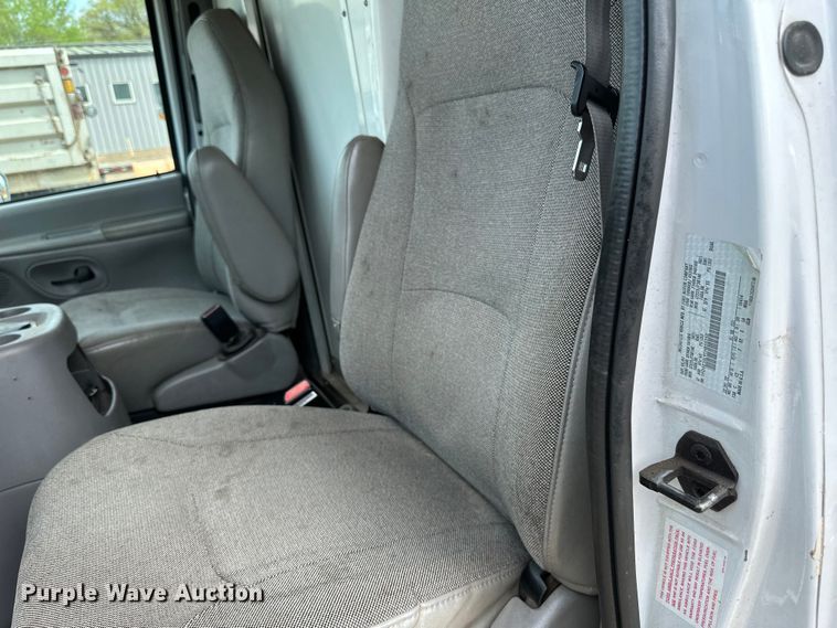 image for item EB2526 2001 Ford  E350 Super Duty delivery truck