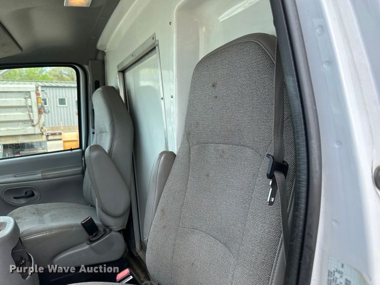 image for item EB2526 2001 Ford  E350 Super Duty delivery truck