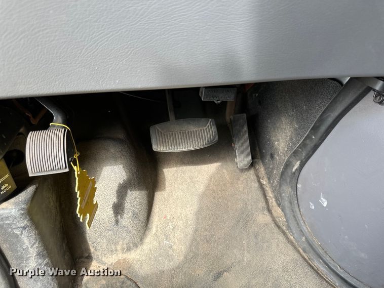 image for item EB2526 2001 Ford  E350 Super Duty delivery truck