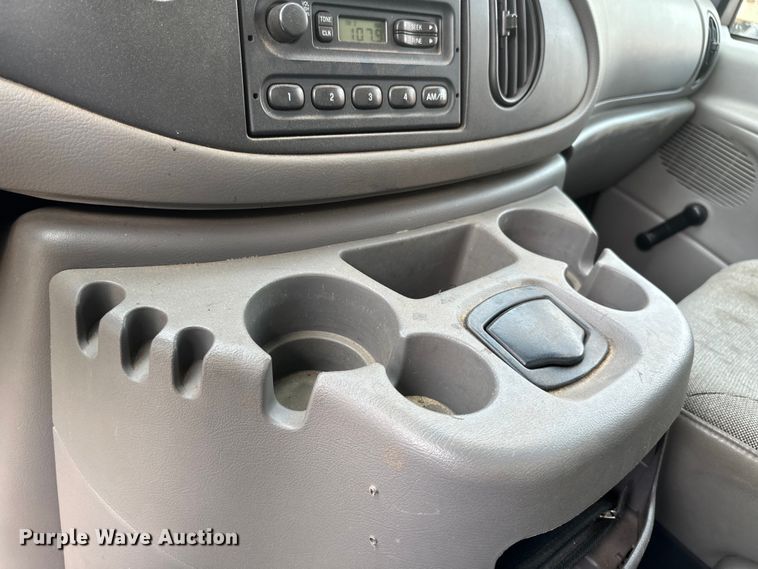 image for item EB2526 2001 Ford  E350 Super Duty delivery truck