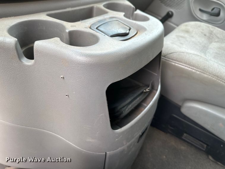 image for item EB2526 2001 Ford  E350 Super Duty delivery truck