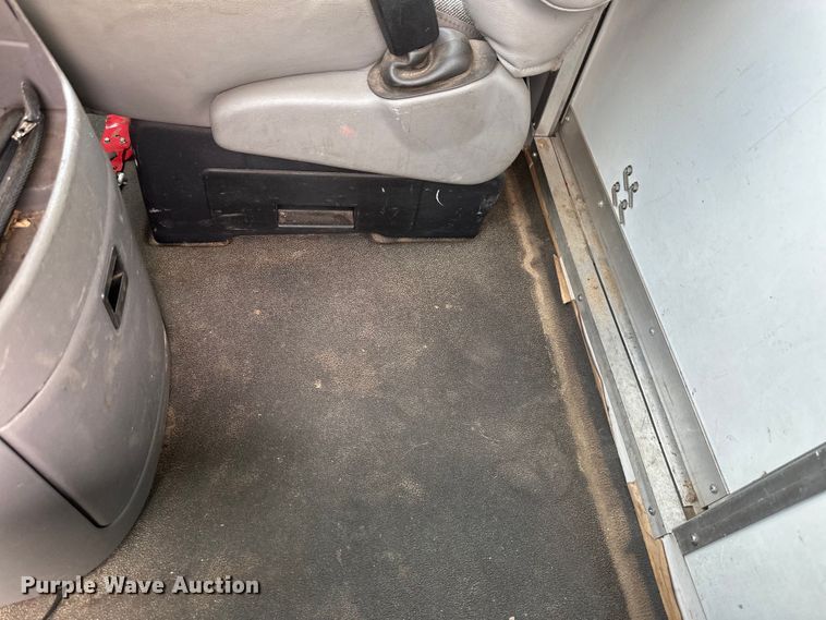 image for item EB2526 2001 Ford  E350 Super Duty delivery truck