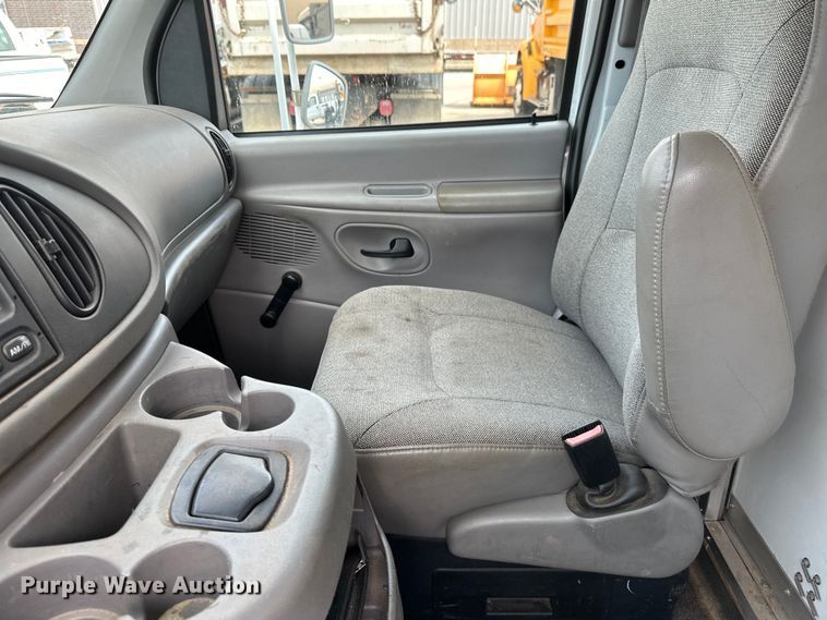 image for item EB2526 2001 Ford  E350 Super Duty delivery truck