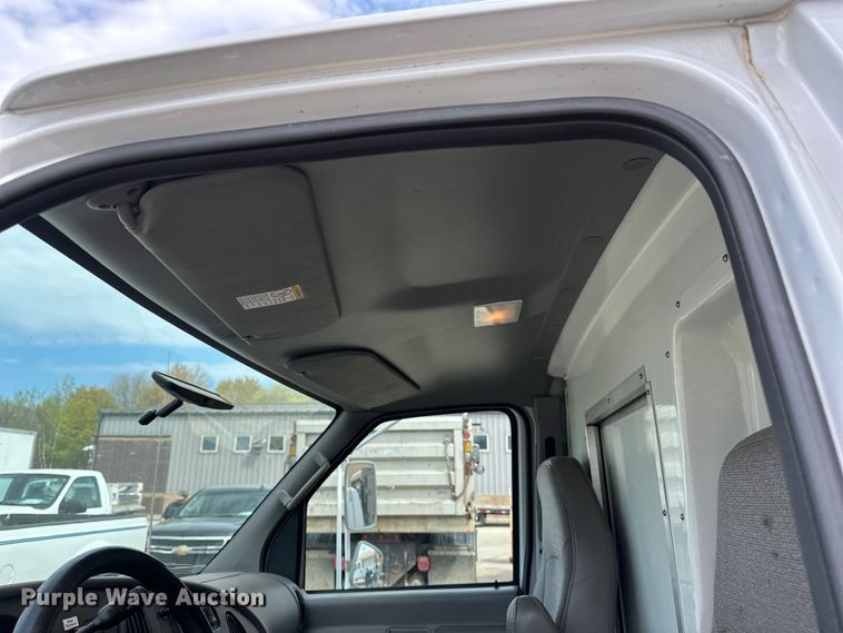 image for item EB2526 2001 Ford  E350 Super Duty delivery truck