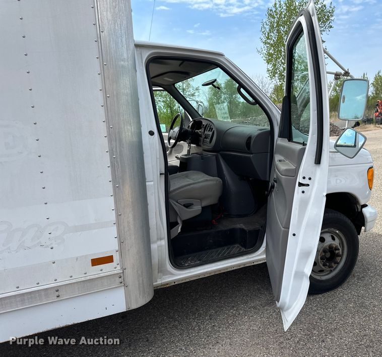 image for item EB2526 2001 Ford  E350 Super Duty delivery truck