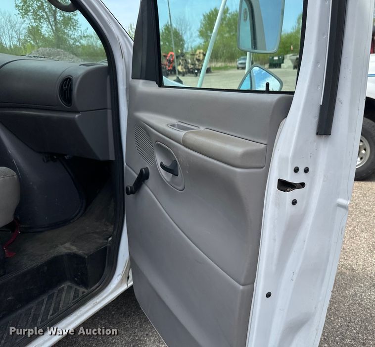 image for item EB2526 2001 Ford  E350 Super Duty delivery truck