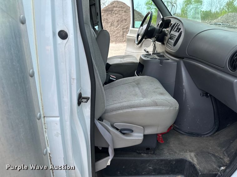image for item EB2526 2001 Ford  E350 Super Duty delivery truck