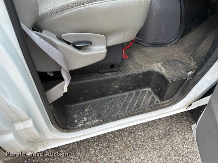 image for item EB2526 2001 Ford  E350 Super Duty delivery truck