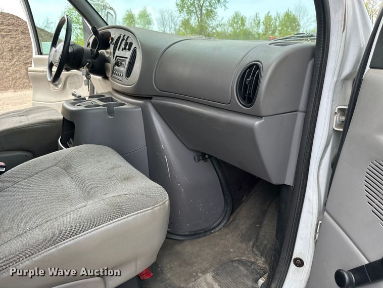 image for item EB2526 2001 Ford  E350 Super Duty delivery truck