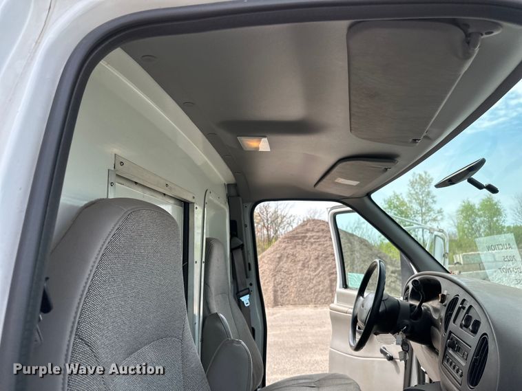 image for item EB2526 2001 Ford  E350 Super Duty delivery truck