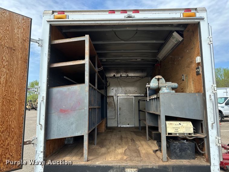 image for item EB2526 2001 Ford  E350 Super Duty delivery truck