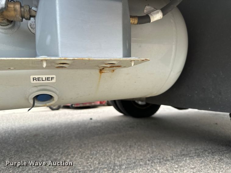 image for item EB2526 2001 Ford  E350 Super Duty delivery truck