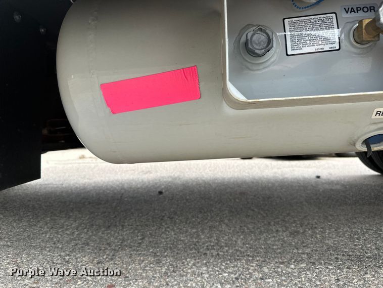 image for item EB2526 2001 Ford  E350 Super Duty delivery truck