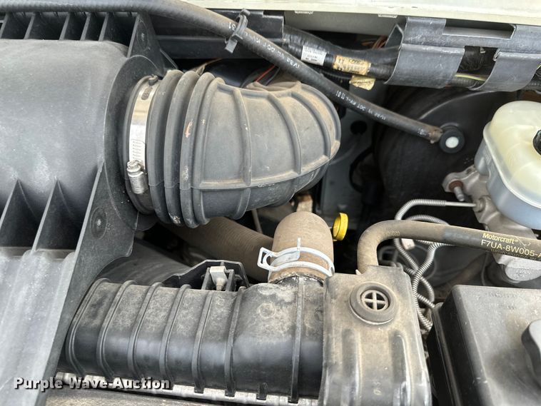 image for item EB2526 2001 Ford  E350 Super Duty delivery truck