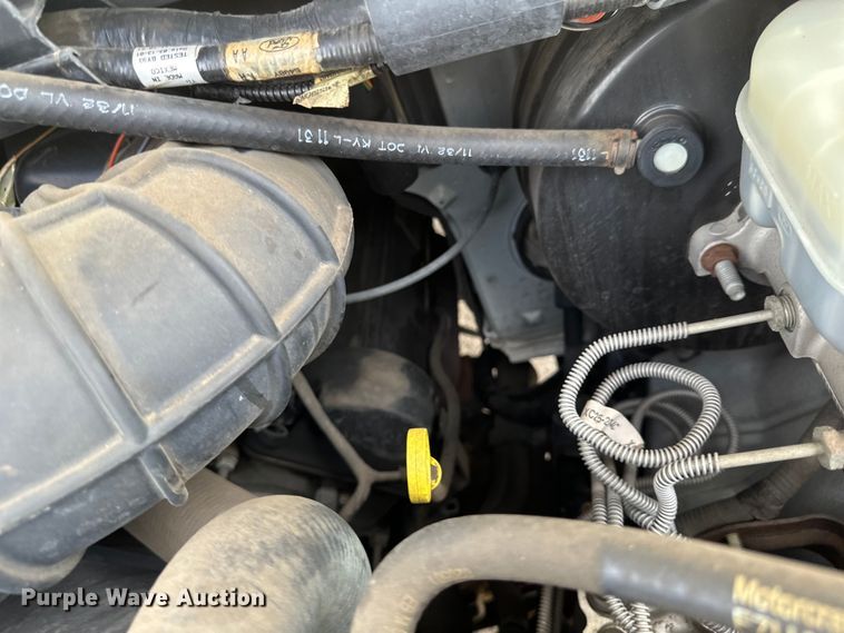 image for item EB2526 2001 Ford  E350 Super Duty delivery truck