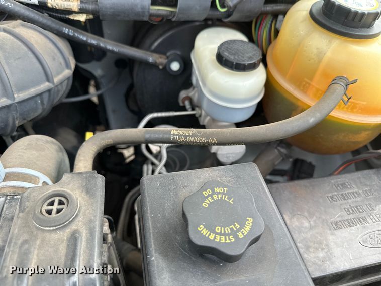 image for item EB2526 2001 Ford  E350 Super Duty delivery truck