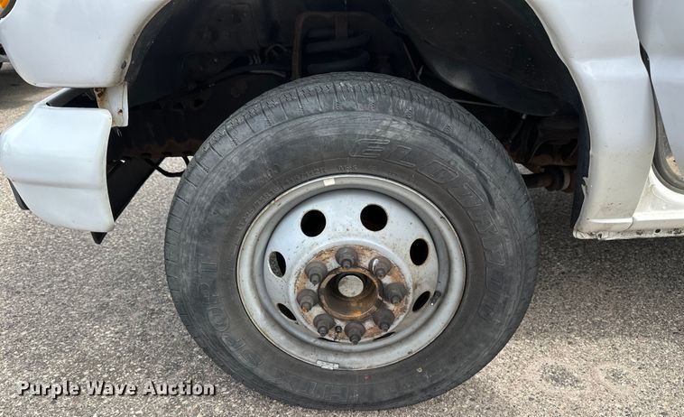 image for item EB2526 2001 Ford  E350 Super Duty delivery truck