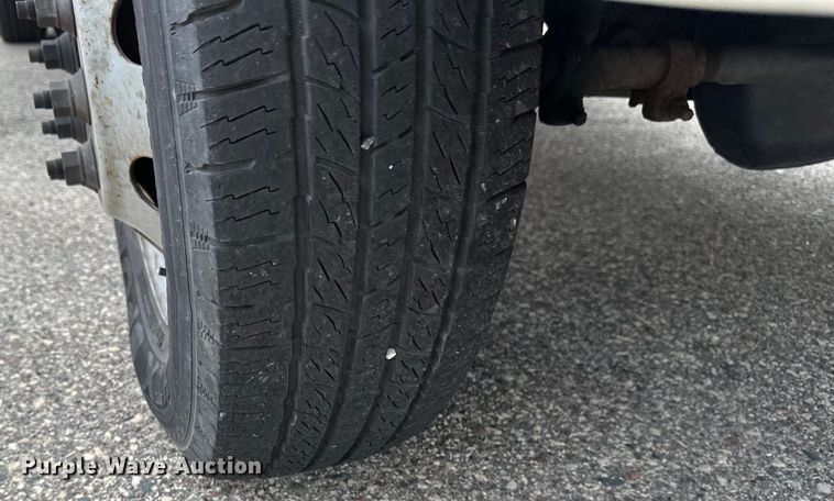 image for item EB2526 2001 Ford  E350 Super Duty delivery truck