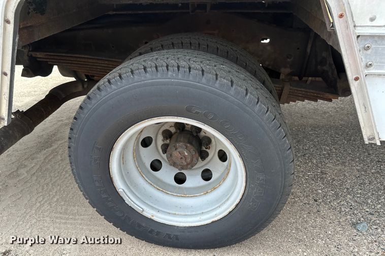 image for item EB2526 2001 Ford  E350 Super Duty delivery truck