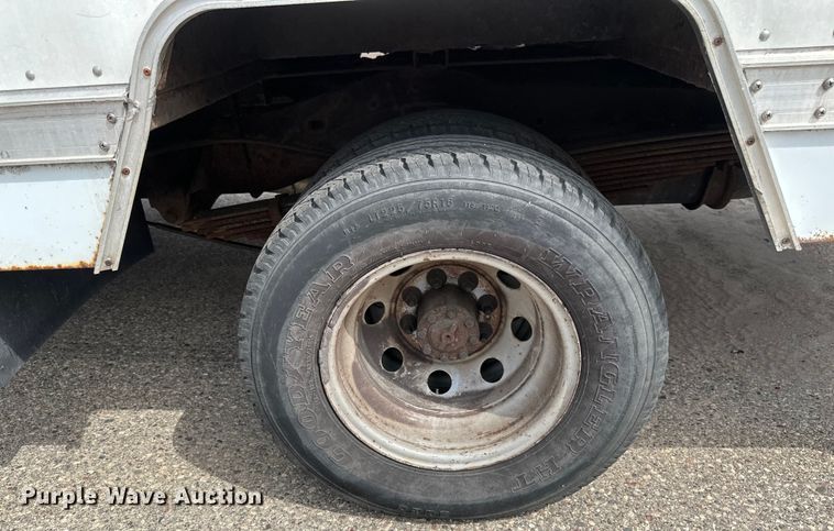 image for item EB2526 2001 Ford  E350 Super Duty delivery truck