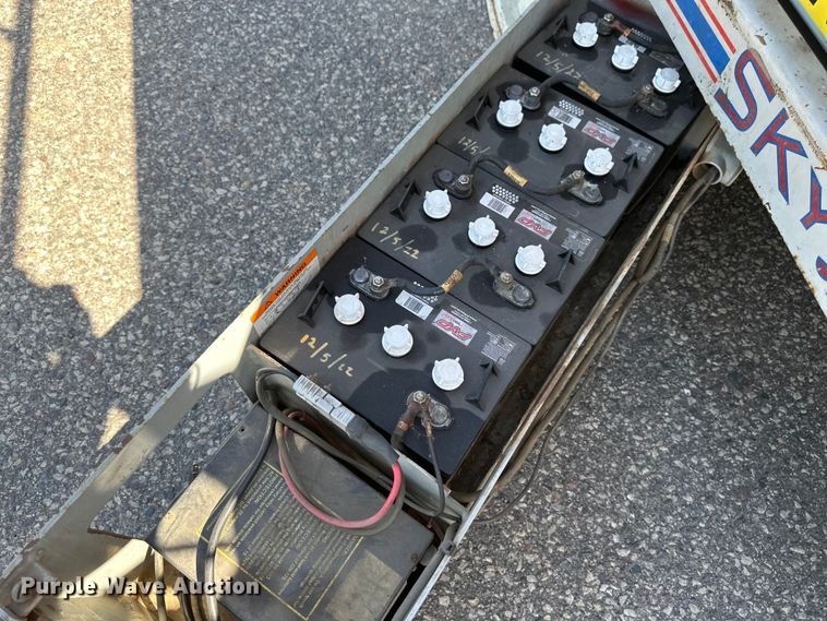 image for item EB2548 2002 Sky Jack SJIII 3226 scissor lift