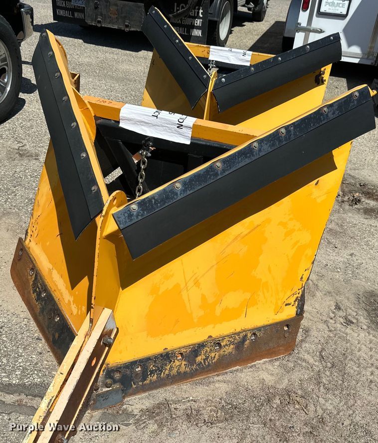 image for item EB2554 Trackless MT5T municipal tractor 