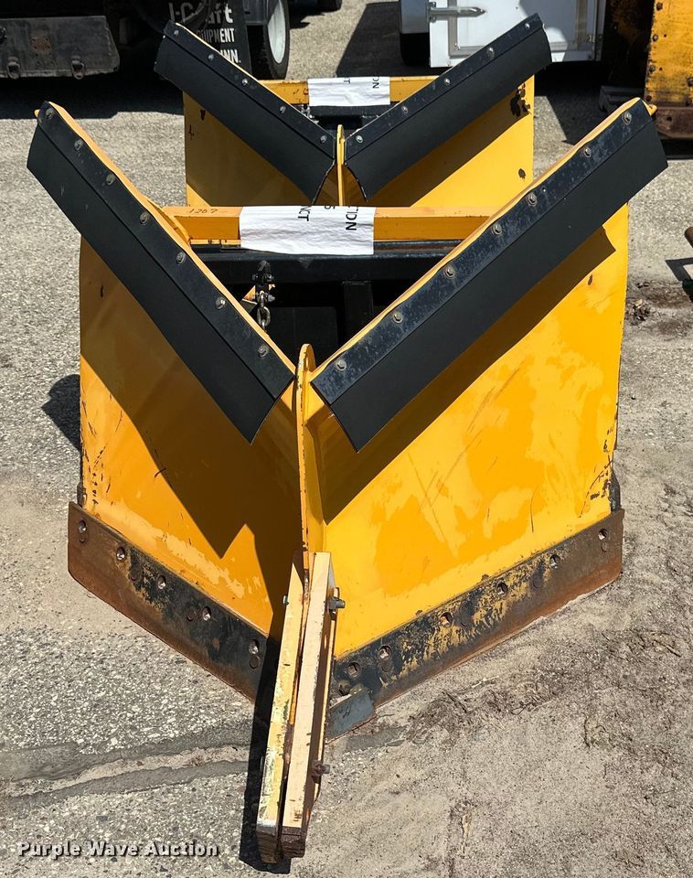 image for item EB2554 Trackless MT5T municipal tractor 