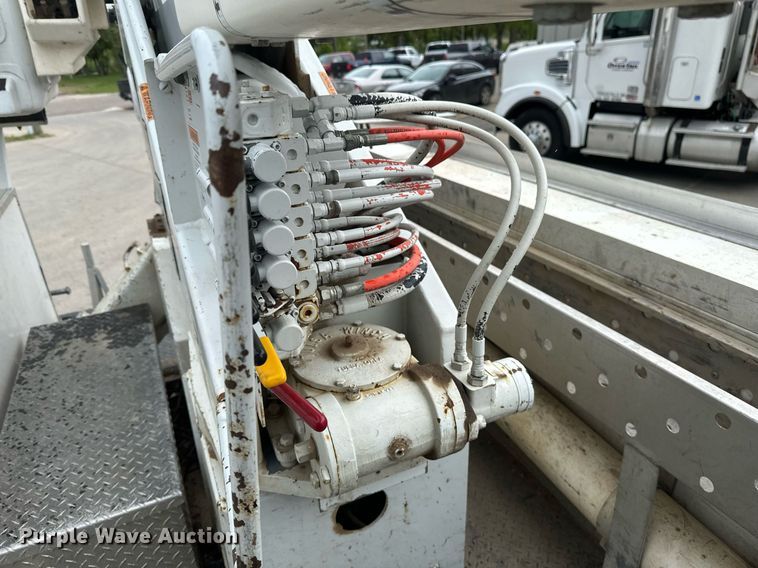 image for item EB2573 2013 Ford F550 Super Duty XLT Supercab bucket truck