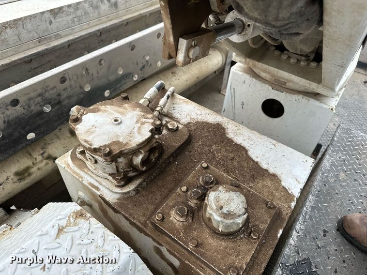 image for item EB2573 2013 Ford F550 Super Duty XLT Supercab bucket truck