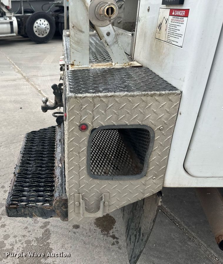 image for item EB2573 2013 Ford F550 Super Duty XLT Supercab bucket truck