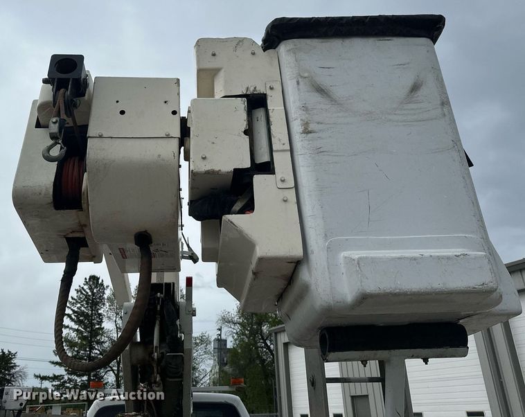 image for item EB2573 2013 Ford F550 Super Duty XLT Supercab bucket truck