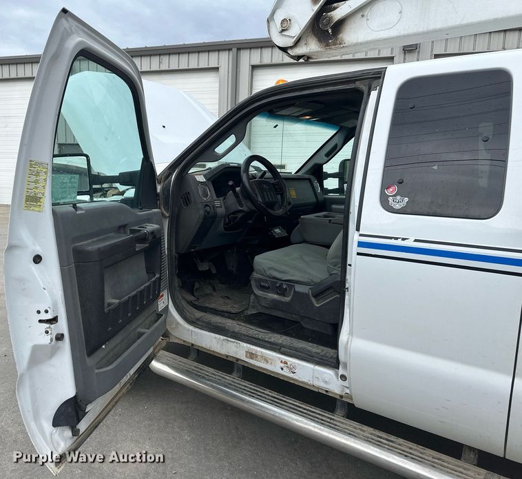 image for item EB2573 2013 Ford F550 Super Duty XLT Supercab bucket truck