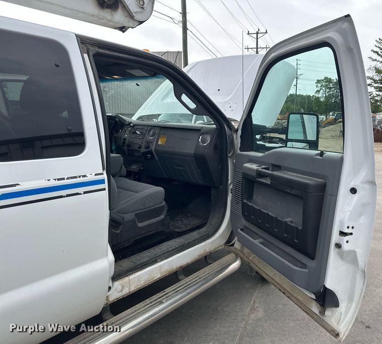 image for item EB2573 2013 Ford F550 Super Duty XLT Supercab bucket truck