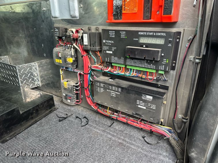 image for item EB2573 2013 Ford F550 Super Duty XLT Supercab bucket truck