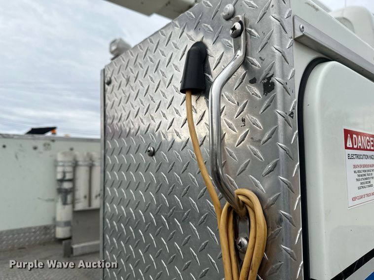 image for item EB2574 2009 International WorkStar 7400 bucket truck