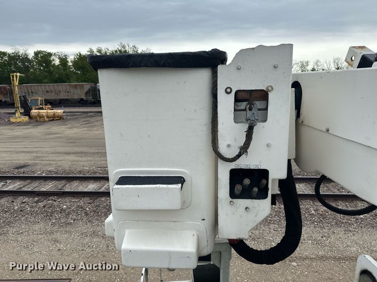 image for item EB2574 2009 International WorkStar 7400 bucket truck