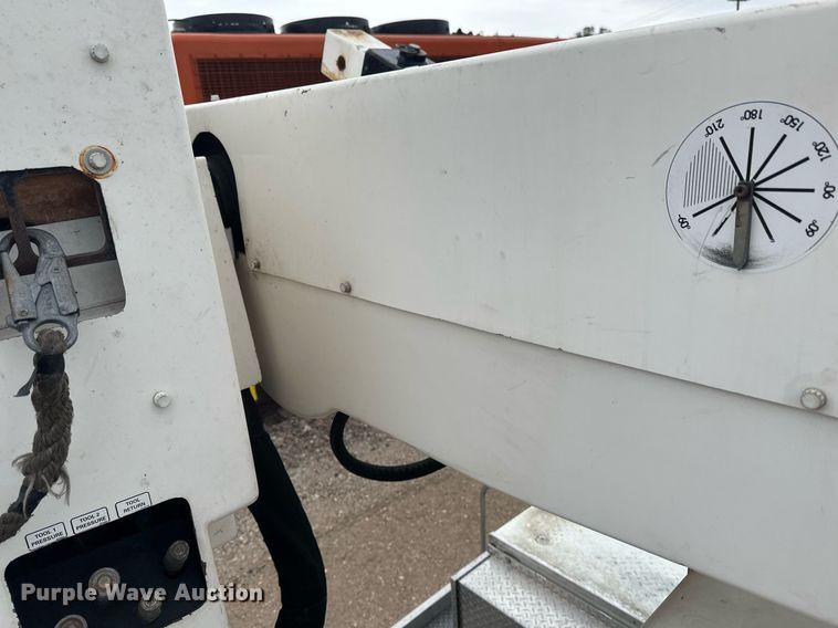 image for item EB2574 2009 International WorkStar 7400 bucket truck