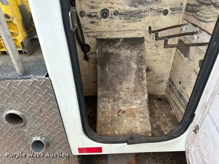 image for item EB2574 2009 International WorkStar 7400 bucket truck