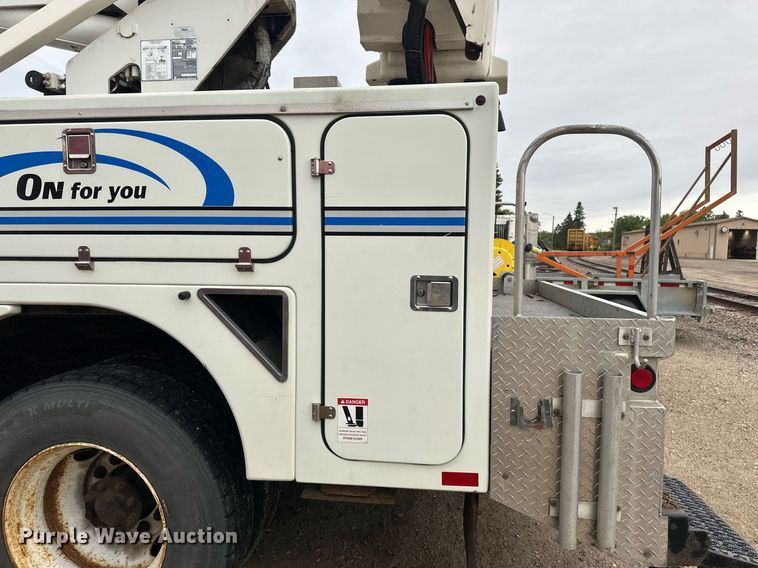 image for item EB2574 2009 International WorkStar 7400 bucket truck