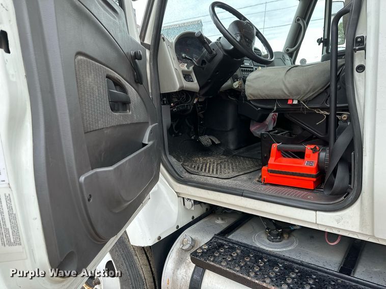 image for item EB2574 2009 International WorkStar 7400 bucket truck