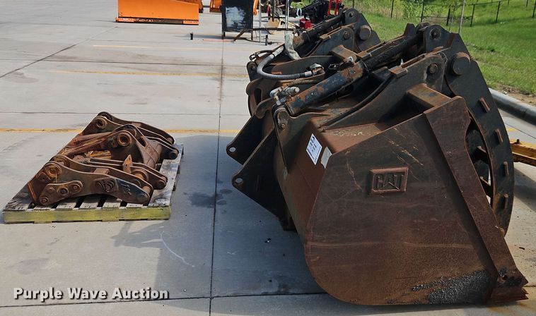 image for item EB8026 Caterpillar wheel loader grapple bucket