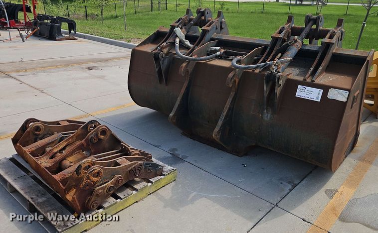 image for item EB8026 Caterpillar wheel loader grapple bucket